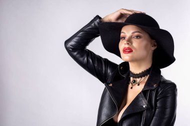 Şapkalı Kadın, Zarif Moda Modeli Siyah Üzerinde Retro Tarz Portresi