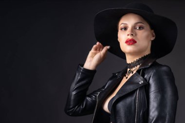 Şapkalı Kadın, Zarif Moda Modeli Siyah Üzerinde Retro Tarz Portresi