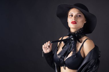 Şapkalı Kadın, Zarif Moda Modeli Siyah Üzerinde Retro Tarz Portresi