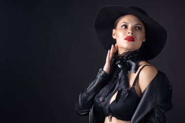 Şapkalı güzel kadın. Eski moda. Karanlık Arkaplan.