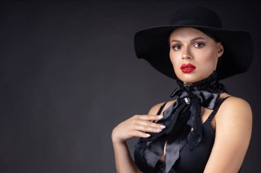 Şapkalı güzel kadın. Eski moda. Karanlık Arkaplan.