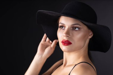 Şapkalı güzel kadın. Eski moda. Karanlık Arkaplan.