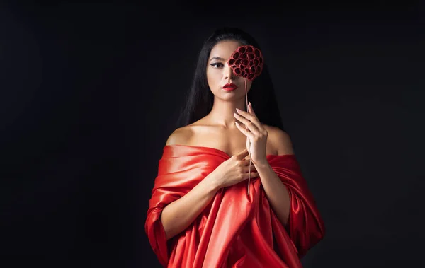 Retrato Uma Bela Menina Asiática Com Uma Maquiagem Vermelha Brilhante — Fotografia de Stock