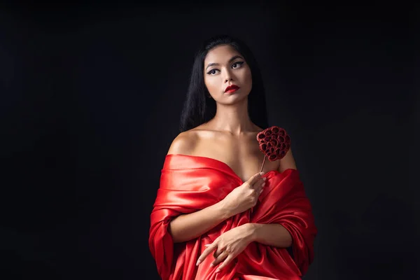 Ritratto Una Bella Ragazza Asiatica Con Brillante Trucco Rosso — Foto Stock
