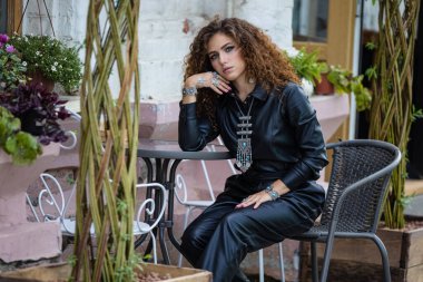 Duvarın yanında güzel, modern bir kız. Gençlik tarzı. Moda fotoğrafı..