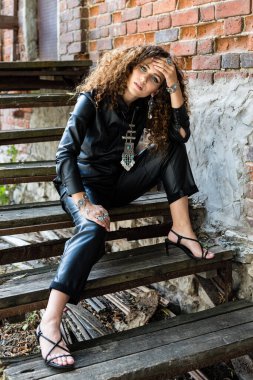 Duvarın yanında güzel, modern bir kız. Gençlik tarzı. Moda fotoğrafı..