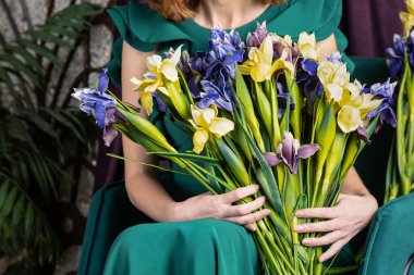 Muhteşem yaz arkaplanında kırmızı dudaklı, naneli elbisesi olan harika bir retro kız. Kadın portresi. Muhteşem kızıl saçlı model duygularını ifade ediyor.