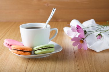 Üç renkli Fransız macaron ile kahve fincanı