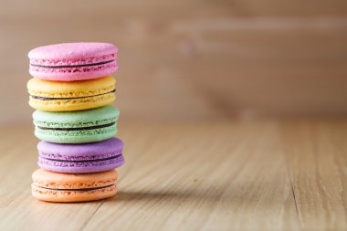 Üç renkli Fransız macaron ile kahve fincanı