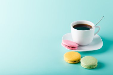 Arka plan ile bir yazıt yer üzerinde kahve fincanı