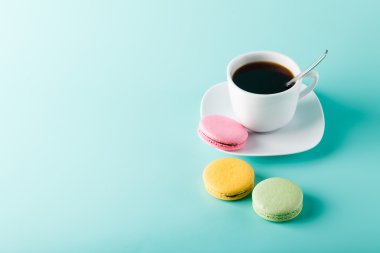 Arka plan ile bir yazıt yer üzerinde kahve fincanı