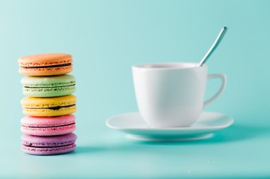 Arka plan ile bir yazıt yer üzerinde kahve fincanı