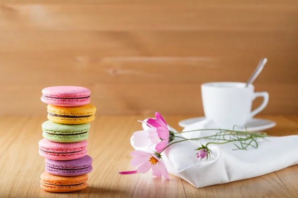 Ceașcă de cafea cu trei macaroane franceze colorate — Fotografie, imagine de stoc