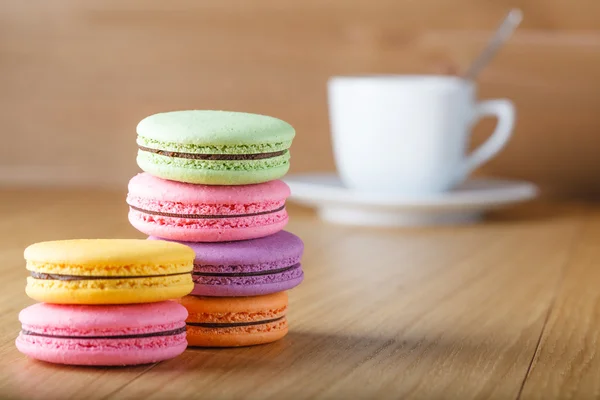 Tazza di caffè con tre macaron francese colorato — Foto Stock