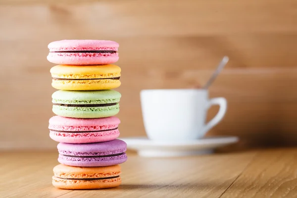 Kaffekopp med tre färgglada franska macaron — Stockfoto