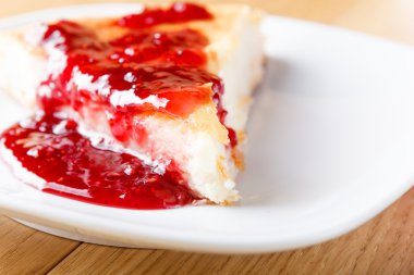 Ahududu reçeli ile süzme peynir güveç