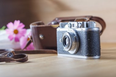 bir tablo üzerinde eski fotoğraf makinesi