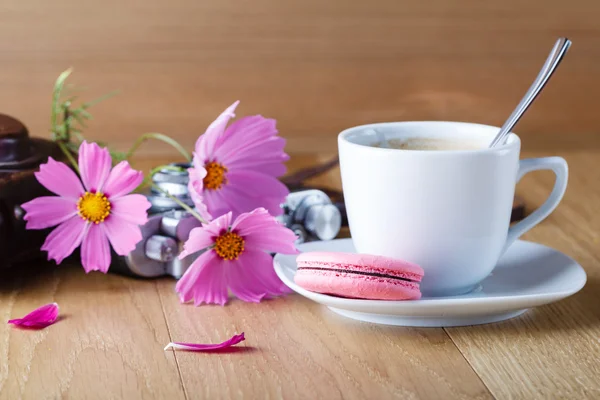 Πρωινό με macaron και εκλεκτής ποιότητας φωτογραφική μηχανή στο τραπέζι — Φωτογραφία Αρχείου