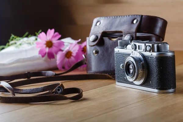 Oude camera op een tafel — Stockfoto