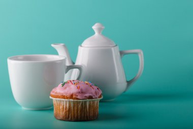 Muffin Kupası ve su ısıtıcısı ile. Aqua renk arka plan