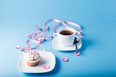 Çiçek yaprağı ve kurdele ile uçan daire üzerinde renkli kek