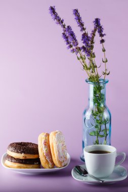 Çanak üzerinde lezzetli renkli donut