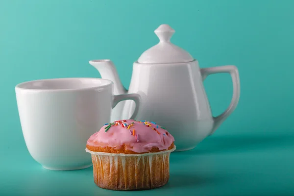 Muffin mit Wasserkocher und Tasse — Stockfoto