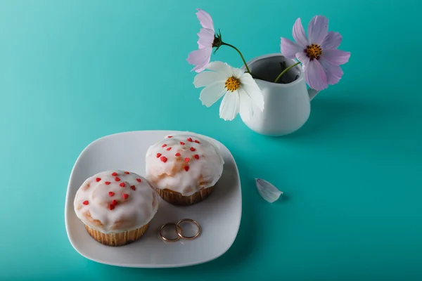 Muffin na talířek s květinou — Stock fotografie