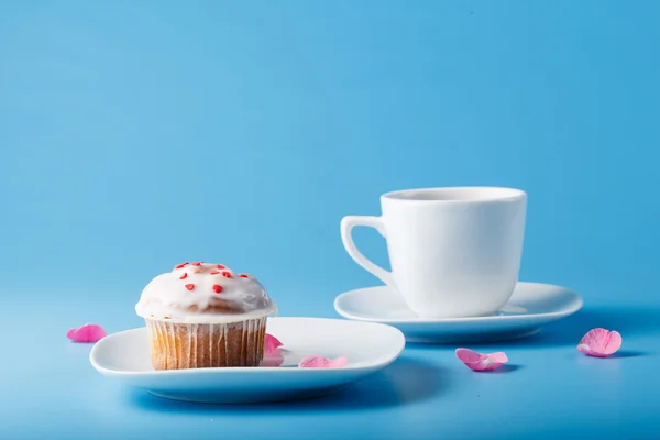 Fargerik muffin på tallerken – stockfoto