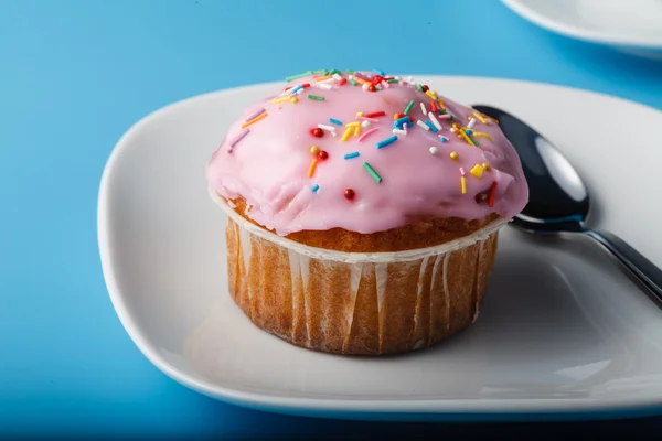 Muffin colorido en platillo — Foto de Stock