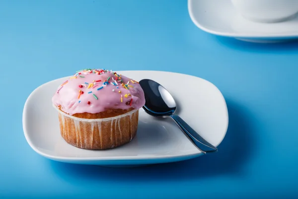 Fargerik muffin på tallerken – stockfoto