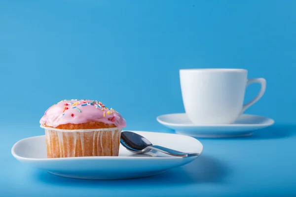 Muffin colorido en platillo — Foto de Stock