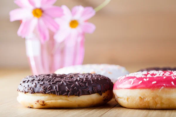 Deliciosas rosquillas en la mesa de madera — Foto de Stock