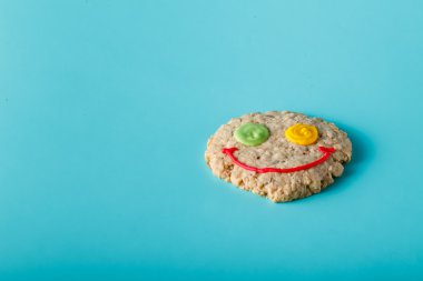 Yulaf kurabiye Akuamarin arka plan üzerinde gülümse