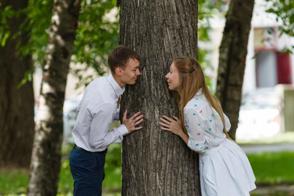 Jong koppel spelen in park — Stockfoto