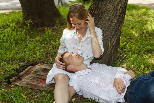 Jong paar ontspannen in park — Stockfoto