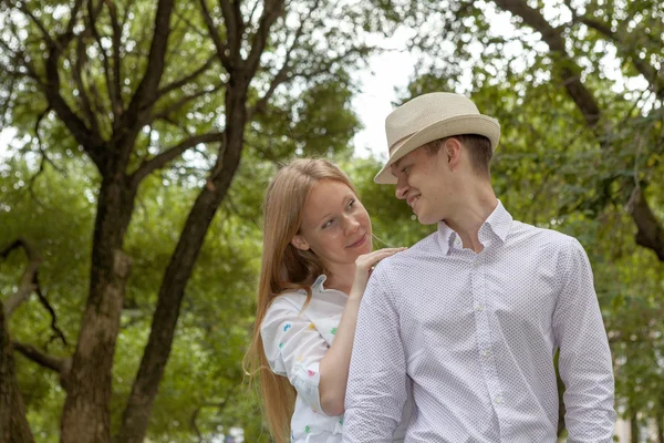 Jonge vrouwelijke aanraken achterkant van boyfirend — Stockfoto