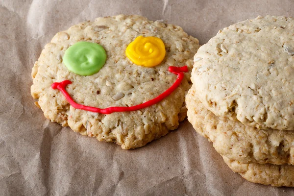 Haver cookies op ambachtelijke papier — Stockfoto
