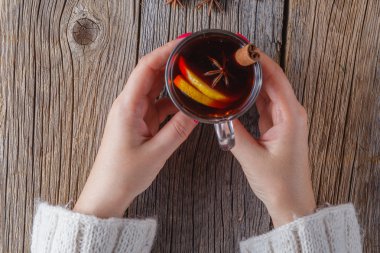 Mulled şarap ve baharat yıpranmış ahşap tablo