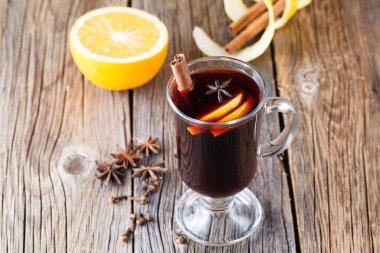 Mulled şarap ve baharat yıpranmış ahşap tablo