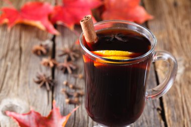 Mulled şarap ve baharat yıpranmış ahşap tablo
