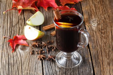 Mulled şarap ve baharat yıpranmış ahşap tablo