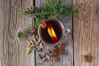 Mulled şarap ve baharat yıpranmış ahşap tablo