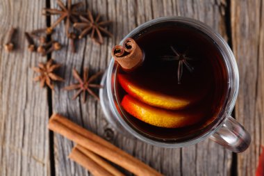 Mulled şarap ve baharat yıpranmış ahşap tablo