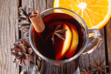Mulled şarap ve baharat yıpranmış ahşap tablo