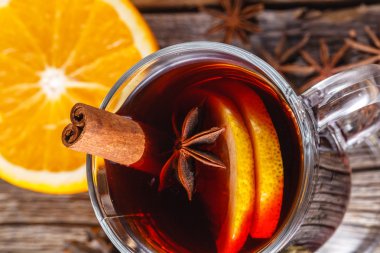 Mulled şarap ve baharat yıpranmış ahşap tablo