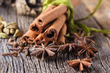 Baharat ahşap arka plan üzerinde mulled şarap tarifi