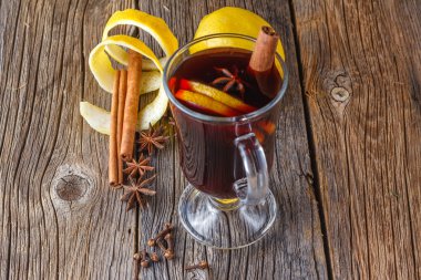 Mulled şarap ve baharat yıpranmış ahşap tablo