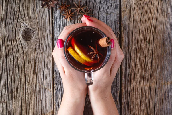 Mulled wine and spices on weathered wooden table — Stock Photo, Image