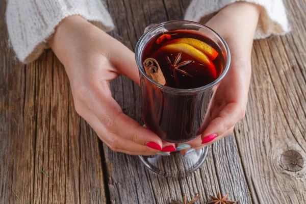 Vino caliente y especias sobre mesa de madera envejecida —  Fotos de Stock